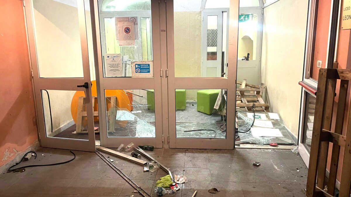 Raid al liceo occupato. Il Pd: allarme fascisti. Polizia e testimoni: «No, erano maranza»