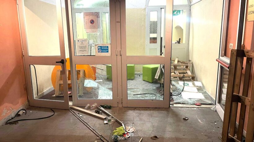 Raid al liceo occupato. Il Pd: allarme fascisti. Polizia e testimoni: «No, erano maranza»