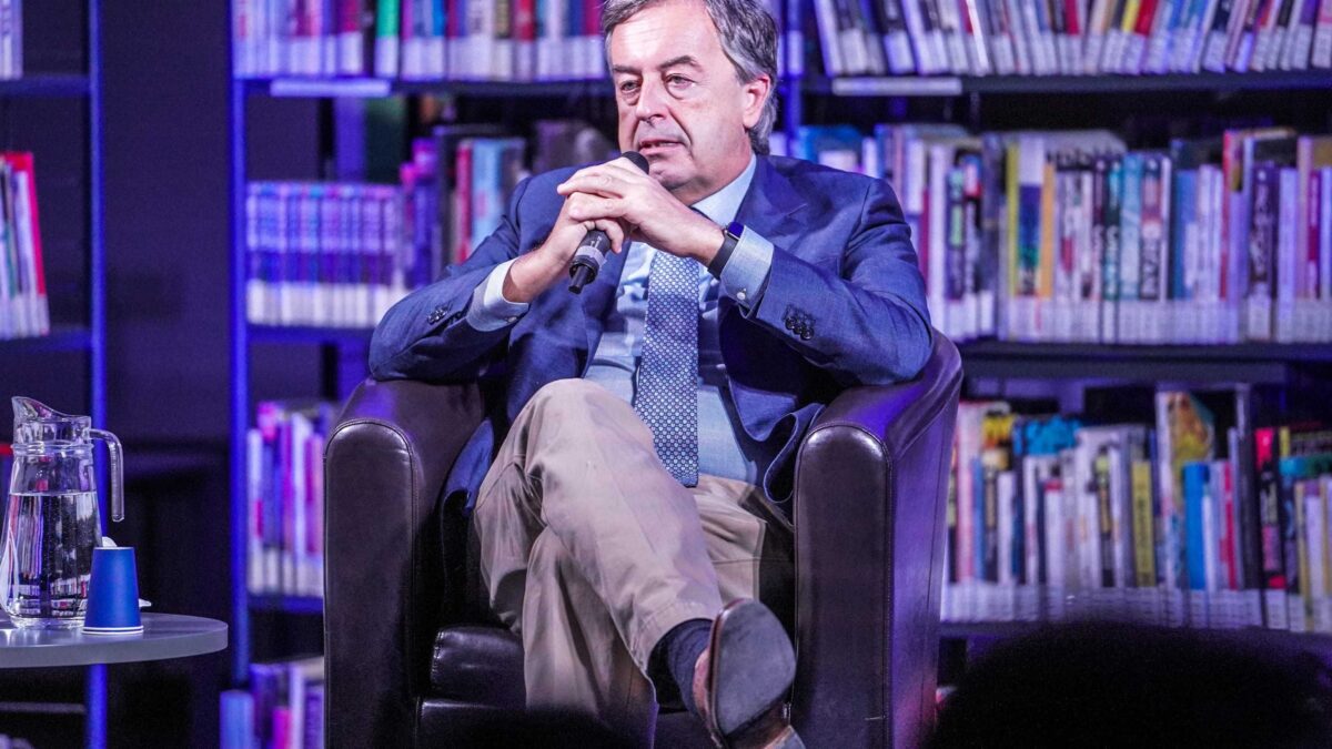 Il Burioni borioso prima ci insulta e poi minimizza i morti da vaccino