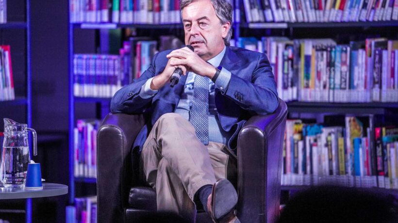 Il Burioni borioso prima ci insulta e poi minimizza i morti da vaccino