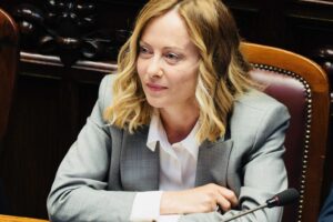 Il premier in Aula risponde sui dazi. E intanto esclude l’Asia dal 5G