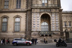 Due arrestati per il furto al Louvre. Fuggivano verso Algeria e Mali