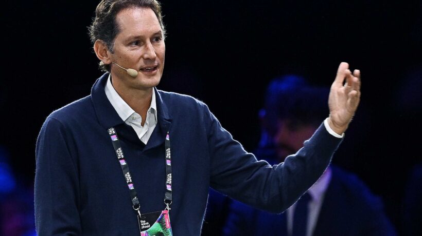 Elkann apre alla Cina e chiude in Italia