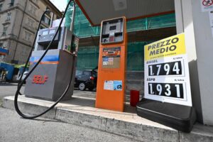 La Ue alza la benzina di 17 cent al litro