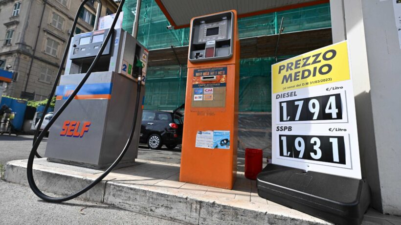 La Ue alza la benzina di 17 cent al litro