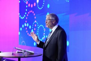 L’Europa taglia i fondi agli amici di Gates che esportano vaccini