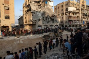 A Gaza schermaglie navali. Hamas: non ce ne andiamo. Transizione a guida Egitto