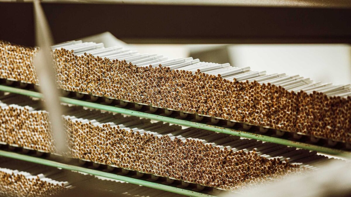 Stretta Ue anti fumo: via i filtri ed «esproprio» delle imprese