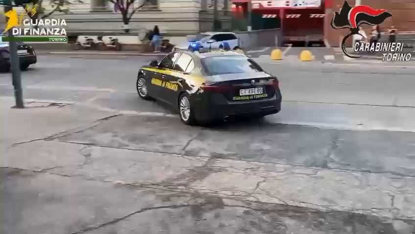 Torino: scoperti 5 siti di produzione di sigarette di contrabbando