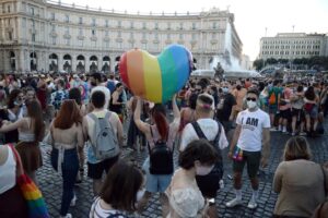 Cari vescovi, vi conviene pentirvi e non andare al gay pride