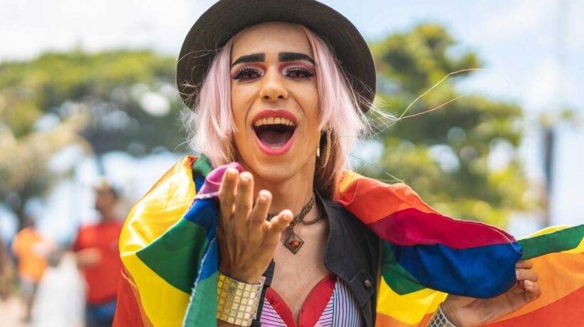 È finita la moda di diventare trans. Queer & C. dimezzati in due anni